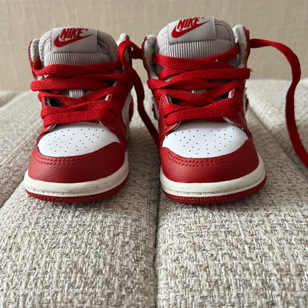 Air Jordan 1 High Og (Varsity Red) size: 4c